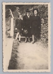 Meissen 1944 – Women and Girls Posing Before Rising – Photo 1940s