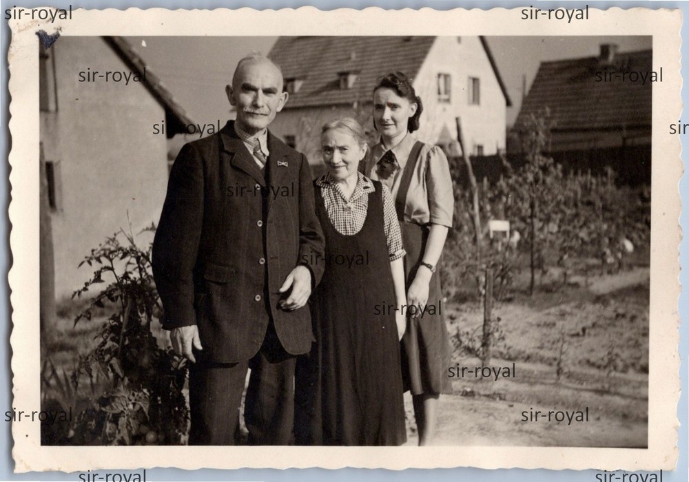 Belzig Circa 1942 – People in the Garden – 1940s – Photo 9x6cm