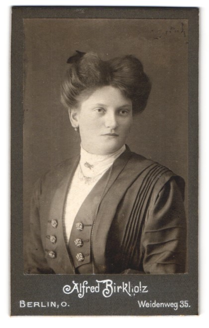 Photograph Alfred Birkholz, Berlin, Weidenweg 35, portrait of a woman with elegant