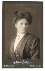 Photograph Alfred Birkholz, Berlin, Weidenweg 35, portrait of a woman with elegant
