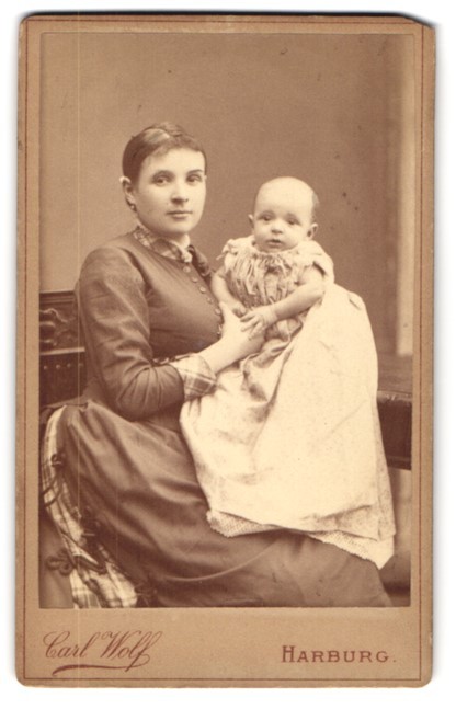 Photograph Carl Wolf, Harburg, at the war memorial, pretty young woman with her