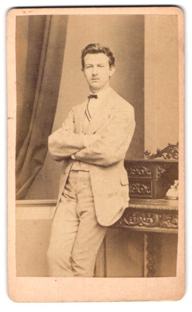 Photograph E. Alpers, Hanover, Langelaube 25, young man in bright suit