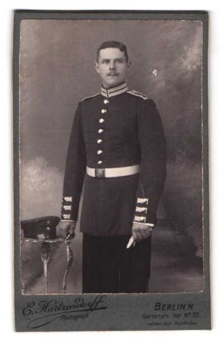 Photograph E. Hartzendorff, Berlin, Gartenstr. 20, Portrait Soldier in Guard Uni