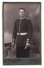 Photograph E. Hartzendorff, Berlin, Gartenstr. 20, Portrait Soldier in Guard Uni