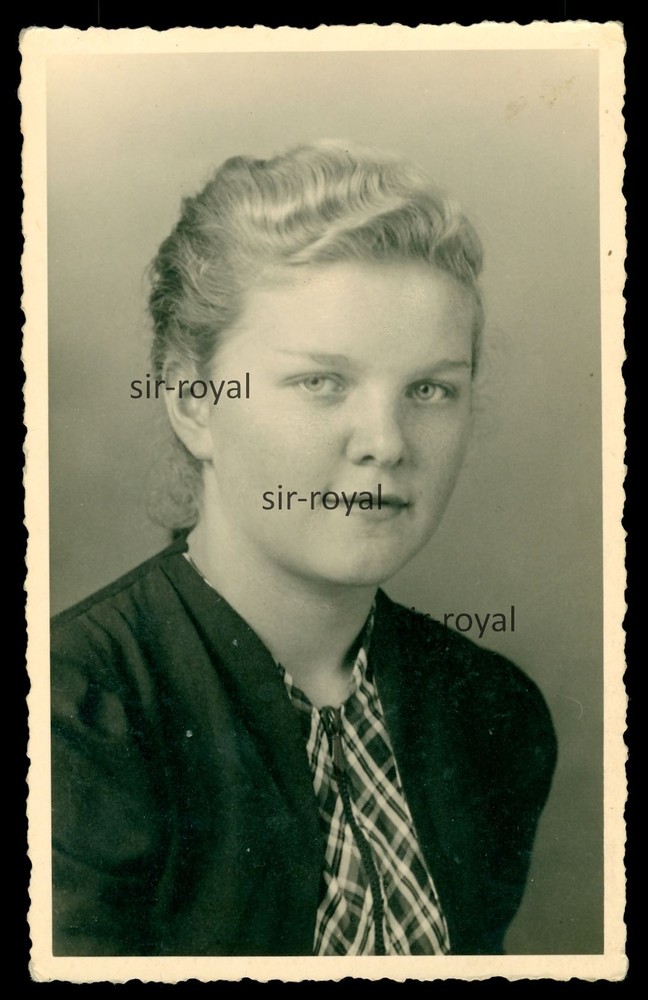 Theissen near Zeitz 1940 – Pretty Woman in Portrait – 1940s – Photo Postcard 9x14cm
