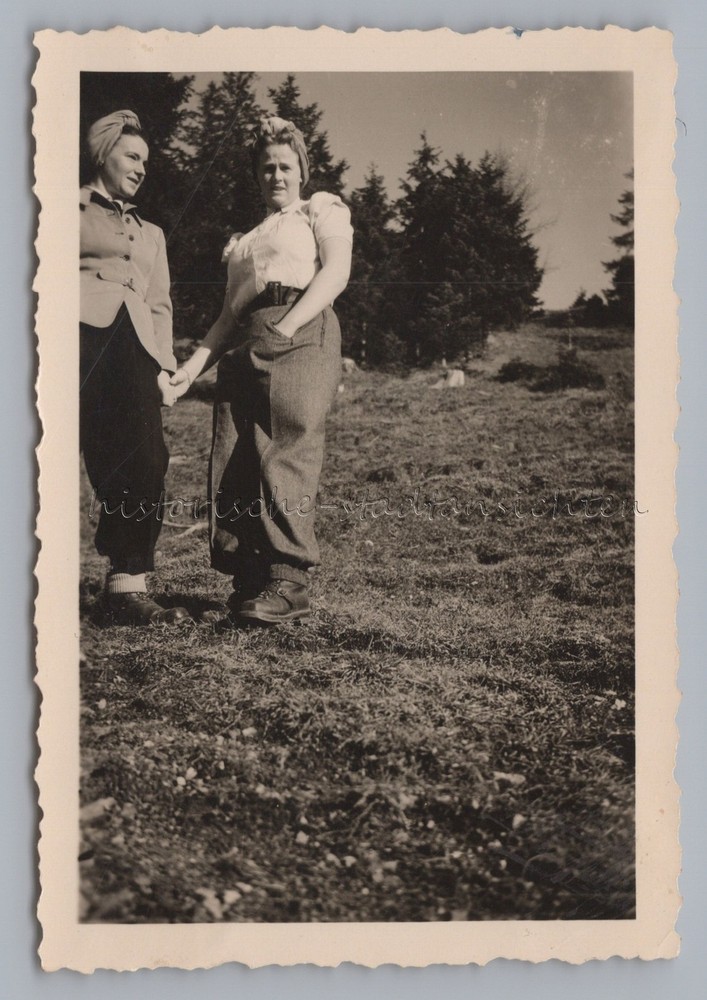 Bayrischzell 1942 – 2 Women Walking – Old Photo 1940s