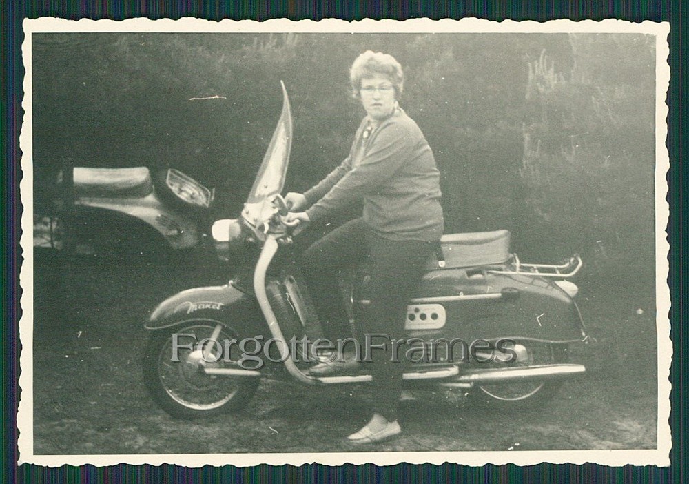 Photo woman posing on motorcycle Tatran Manet vintage woman on motorcycle photo