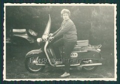 Photo woman posing on motorcycle Tatran Manet vintage woman on motorcycle photo