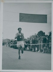 Photo large relay race 1948 Potsdam Berlin, runner at finish, finish band – 10457702