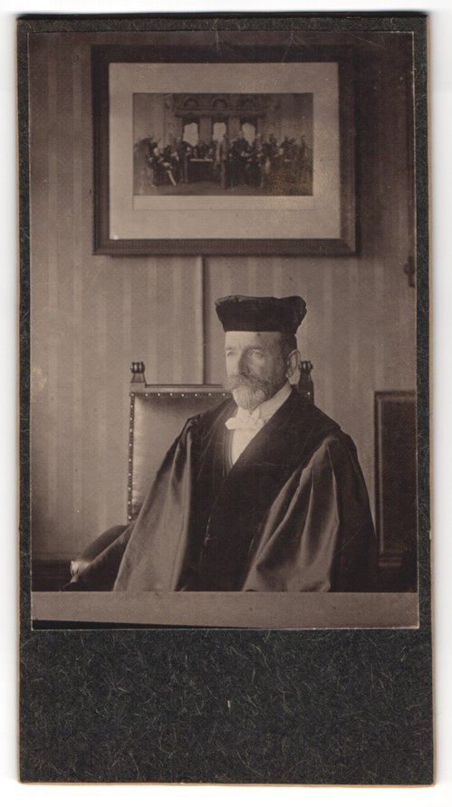 Photograph District Court Director Dr von Bergen im Ornat