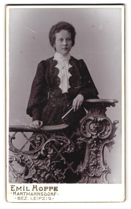 Photograph Emil Hoppe, Hartmannsdorf, portrait fashionably dressed lady with a