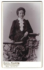 Photograph Emil Hoppe, Hartmannsdorf, portrait fashionably dressed lady with a