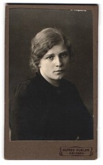 Photograph Alfred Kugler, Ebingen, Lower Suburb 17, portrait of a young woman