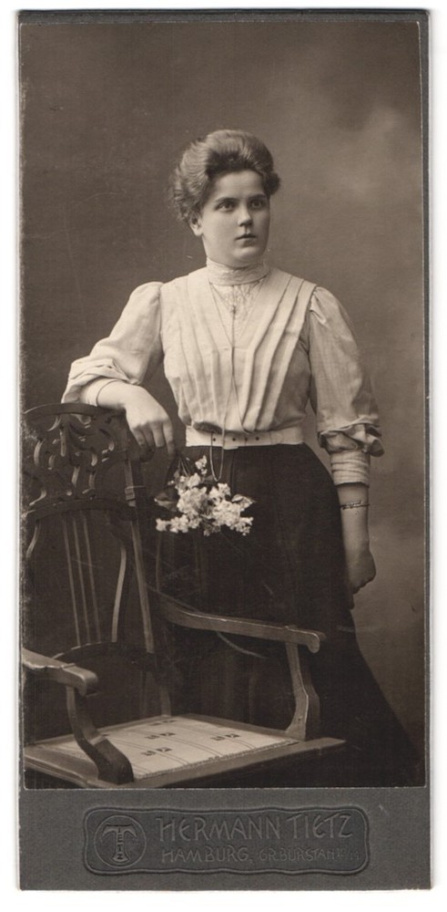 Photograph Hermann Tietz, Hamburg, size Burstah 12-14, stylish lady with chair
