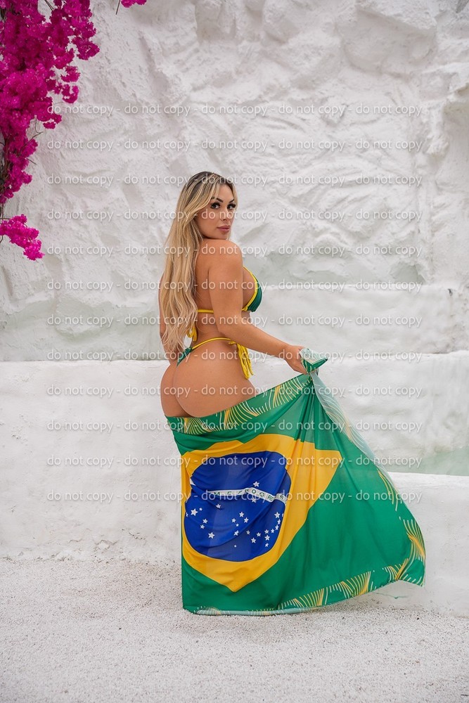 Hot Babe Bikini Lot of 32 – Nude, Scene & Explicit Photos – 4×6 /5×7 /8×10 print