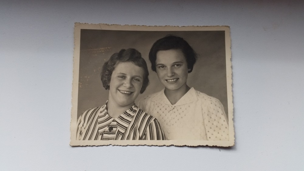 Photo 8R356 2 pretty girls ladies Vaihingen circa 1940s approx 8x13cm