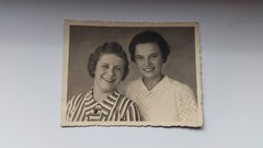 Photo 8R356 2 pretty girls ladies Vaihingen circa 1940s approx 8x13cm