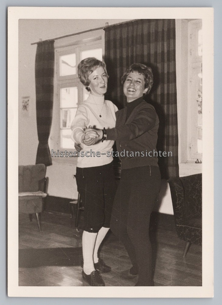 2 Women Dancing – Snapshot 1969 – Vintage Photo 1960s