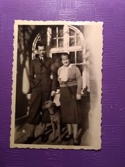 Photo old antique elegant suit man woman on front door woman man nice dog old photo