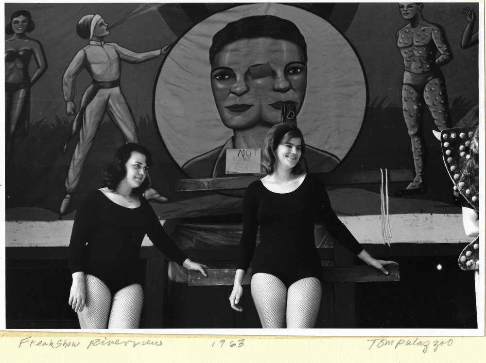 Tom Palazzolo Signed Photo «Riverview Park Freak Show», 1963 Chicago Vintage