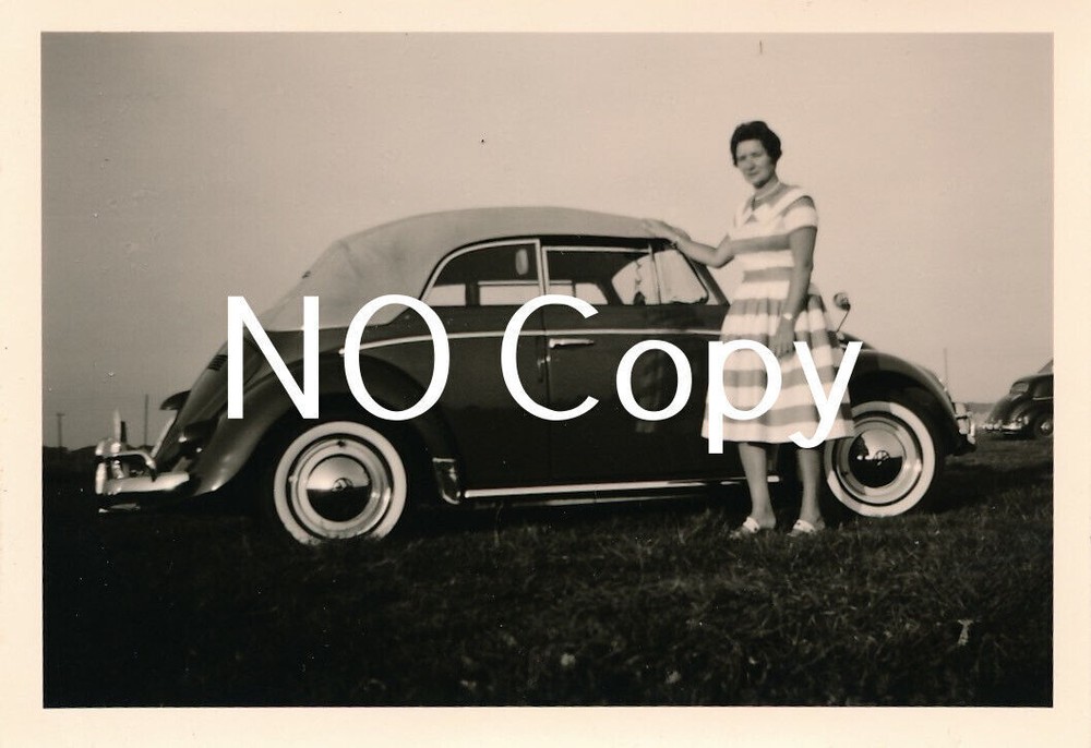 Photo Pretty Lady with VW Beetle Vintage Convertible around 1960 X39