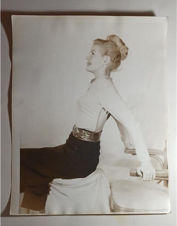 ORIGINAL PHOTOGRAPH FASHION MODEL IN STUDIO 1940’S TO 1950’S 11 X 14