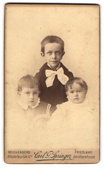 Photograph Carl G. Springer, Reichenberg, Altstädterplatz 12, portrait of three