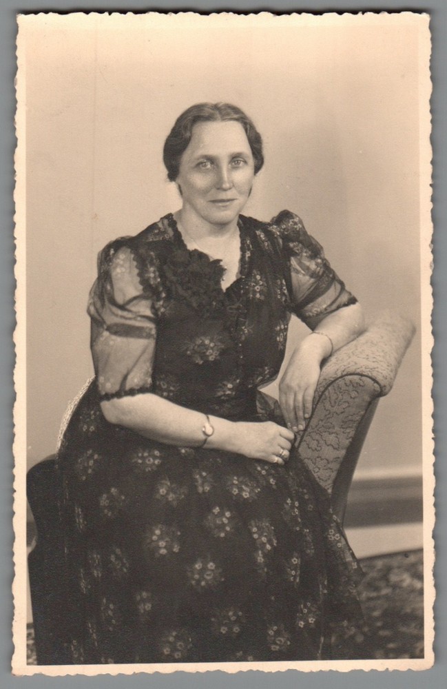 Photo postcard studio Gertrud Schreyer Berlin Zehlendorf woman portrait around 1940 (f2032)