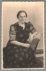 Photo postcard studio Gertrud Schreyer Berlin Zehlendorf woman portrait around 1940 (f2032)