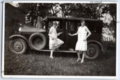 Women in front of car motor vehicle 1928 in Grossbothen near Grimma – 1920s – photo 9x6cm