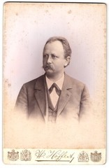 Photograph W. Höffert, Berlin, Unter den Linden 24, portrait of you. H. Hesse in J