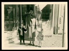 Woman with Children 1963 in Front of Shop Window Grocery Store Shop – Photo 11x8cm