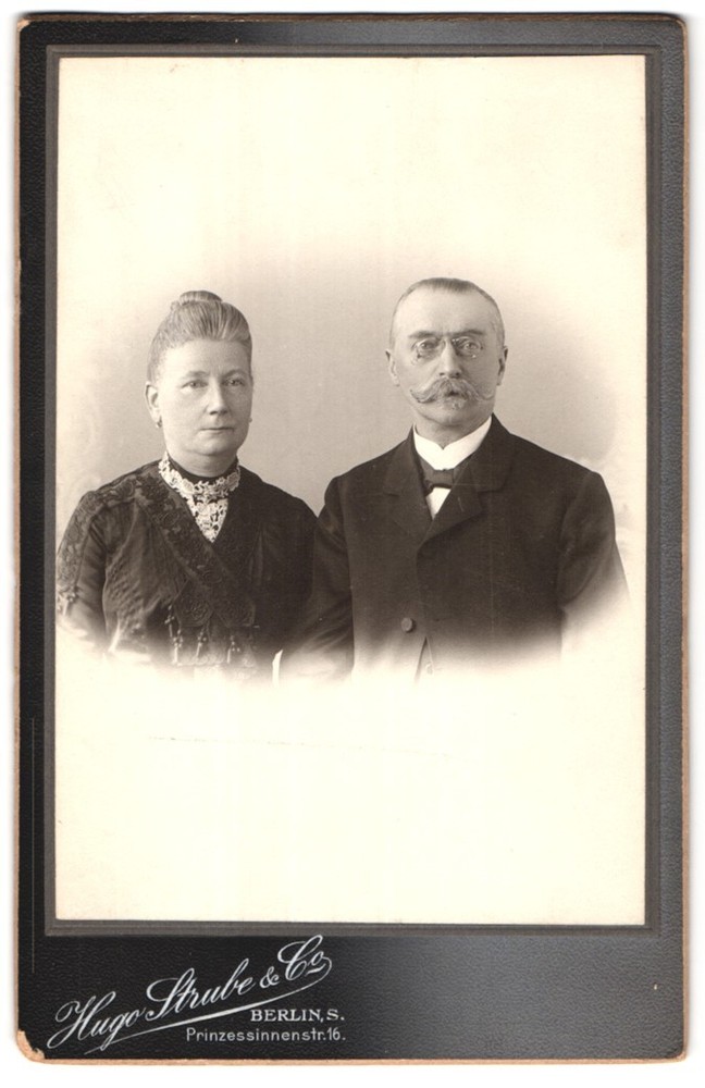 Photograph Hugo Strube & Co, Berlin, Prinzessinnenstraße 16, man with pinch w