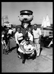 Warnemünde – Captain Brass with Tourists – GDR 1970s Captain – Photo 13x18cm