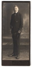 Photography Georg Scholz, Wandsbek, Hamburgerstr. 17-18, Boy with Hat & Hands