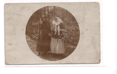7158-photo postcard * 2 young women in costume * forest scene 1930s
