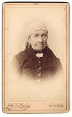 Photograph Joh. E. Hahn, Vienna, Mariahilferstrasse 105, elderly lady with headscarf