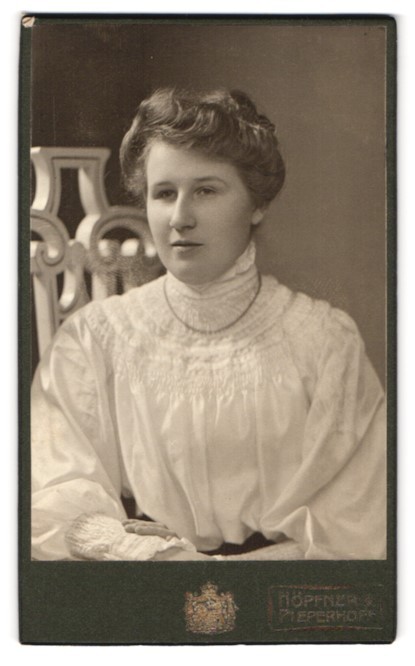 Photograph Höpfner & Pieperhoff, Halle a. S., Poststr. 19, Portrait Grete Schwa