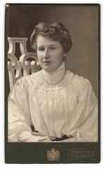 Photograph Höpfner & Pieperhoff, Halle a. S., Poststr. 19, Portrait Grete Schwa
