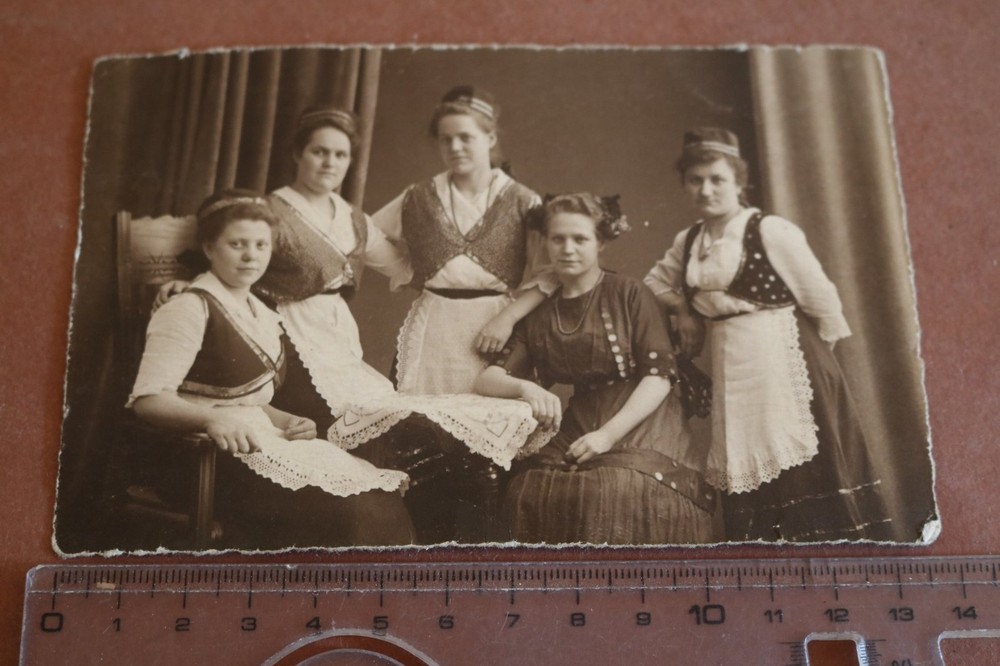 Great old photo – five pretty women in costumes – place??? 1910-1930??