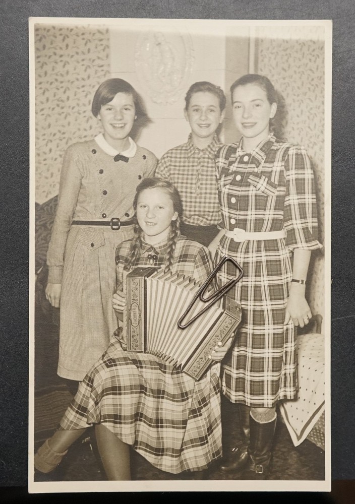 Photo portrait musician Hohner accordion advertising 1953 braids girl model picture young
