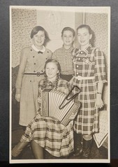 Photo portrait musician Hohner accordion advertising 1953 braids girl model picture young