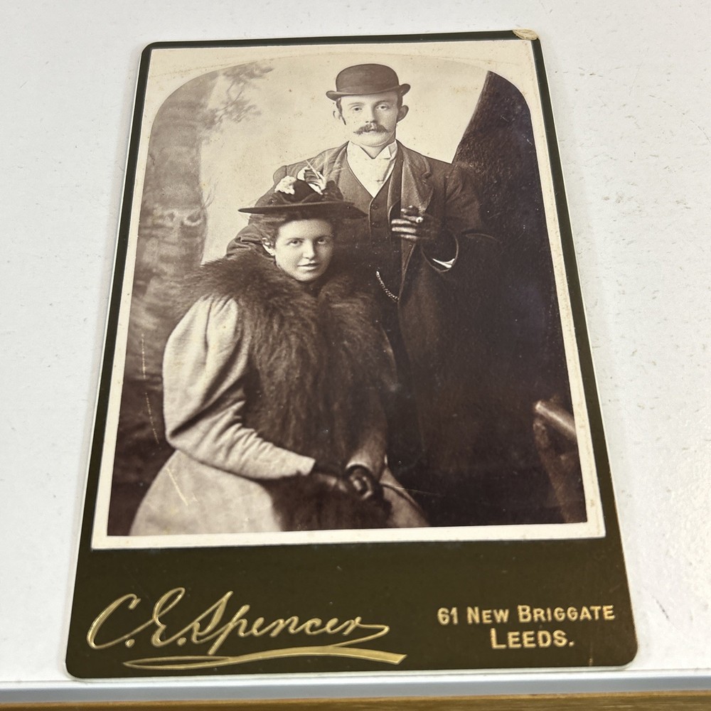 Photo Antique C. E. Spencer, Leeds, New Portrait Man Women Dressed Cigar Nice
