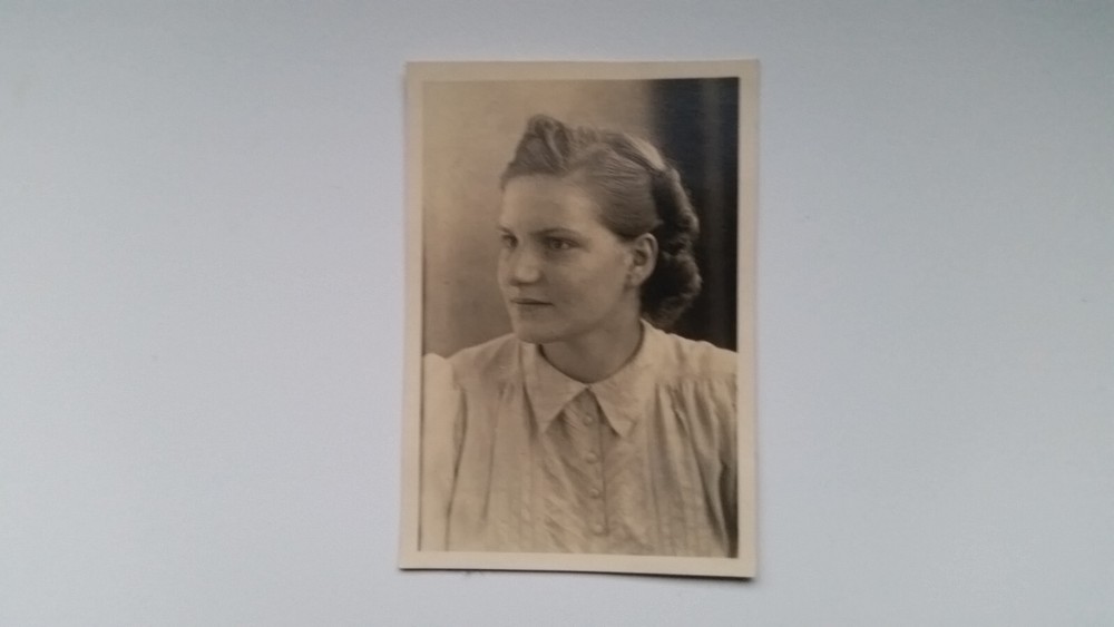 Photo 28R1432 Pretty Girl Lady circa 1940s approx 6x8cm