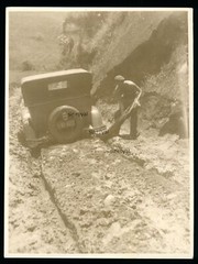 Man Trying to Free Stuck Car – 1920s – Automotive Passenger Car – Photo 9x12cm