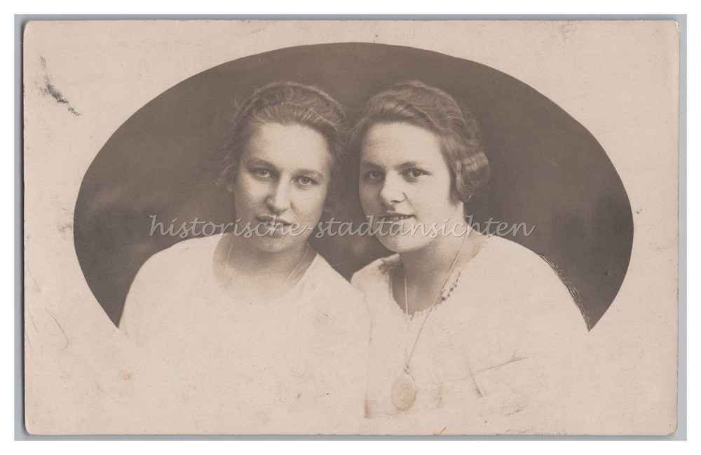 Portrait of Two Young Women 1922 – Fashion – Vintage Photo 1920s