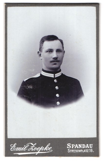 Photograph Emil Zoepke, Berlin-Spandau, Stresowplatz 16, young soldier in guard