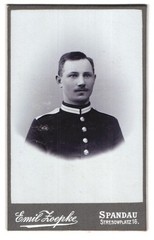 Photograph Emil Zoepke, Berlin-Spandau, Stresowplatz 16, young soldier in guard