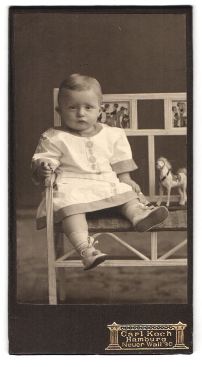 Photography Carl Koch, Hamburg, Neuer Wall 30, portrait sweet toddler in fashion