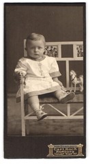 Photography Carl Koch, Hamburg, Neuer Wall 30, portrait sweet toddler in fashion